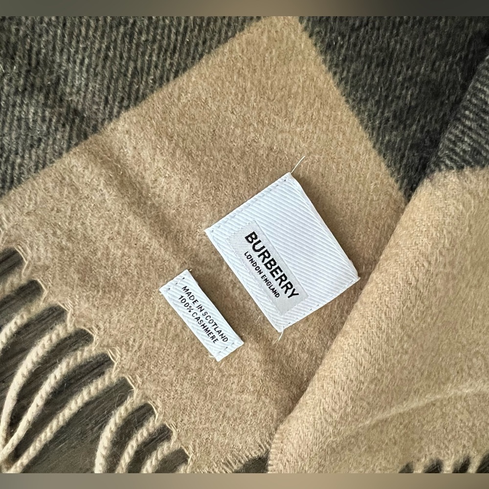 Burberry Cashmere Chack Scarf - Picture 9 of 16